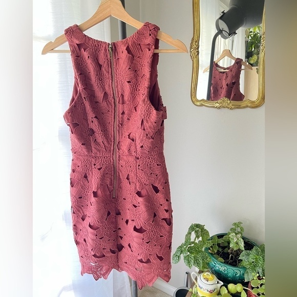 ASTR The Label Floral Overlay Sleeveless Sheath Dress‎ in Blush Pink/Woodrose - Picture 3 of 9